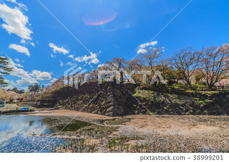 Landscape of Hirosaki Castle after the Tenshu move in spring Landscape of Hirosaki Castle after the Tenshu move in spring 38999201