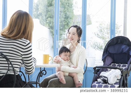 Cafe and children 38999231