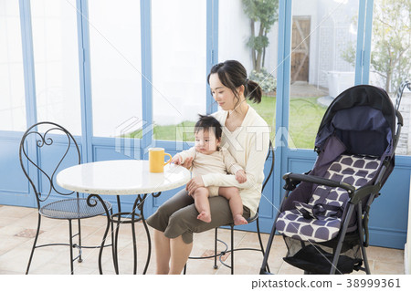 Cafe and children 38999361