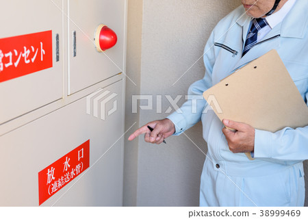 檢查公寓的防火設備的工作者 38999469