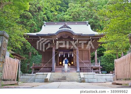 Goryo-jinja Shrine in Kamakura, Kanagawa, Japan. 38999982