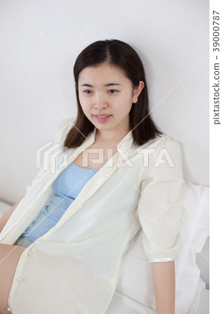 放鬆在我的屋子裡的婦女 放鬆在我的屋子裡的婦女 39000787