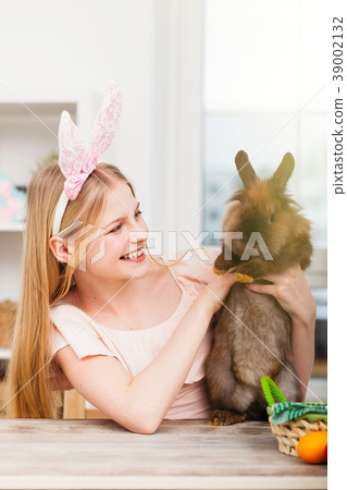 Teenage girl holding Easter eggs Teenage girl holding Easter eggs 39002132