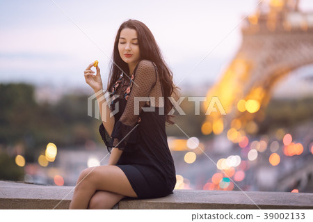 Paris woman smiling eating the french pastry 39002133