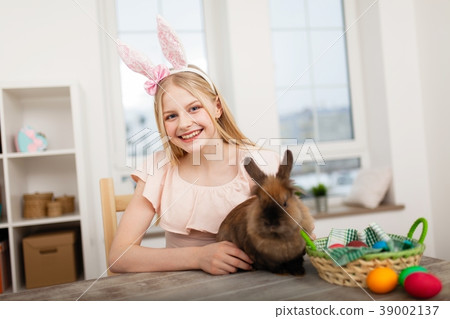 Teenage girl holding Easter eggs 39002137