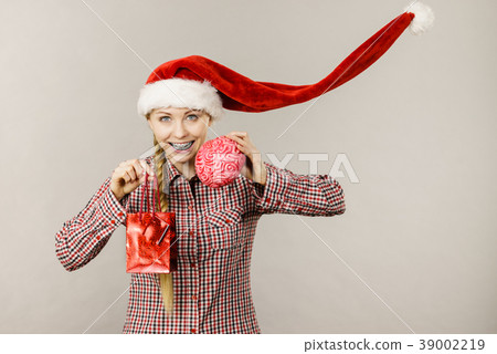 Christmas woman holding shopping bag and brain 39002219