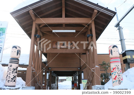 白雪覆蓋的JR千山線櫻南站（宮城縣仙台市青葉區櫻南） 39002399