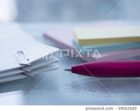 Business image · document · clip · sticky note · female Business image · document · clip · sticky note · female 39002600