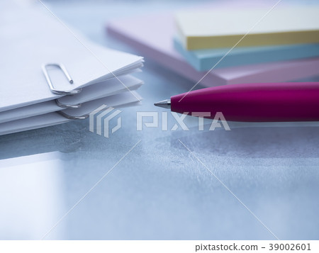 Business image · document · clip · sticky note · female 39002601