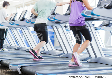 Fitness gym woman exercise fitness club 39002696