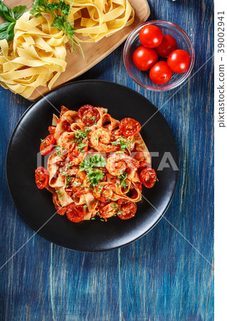 Pappardelle pasta with shrimp, tomatoes and herbs 39002941
