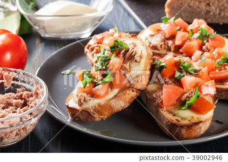 Appetizer bruschetta with tuna Appetizer bruschetta with tuna 39002946