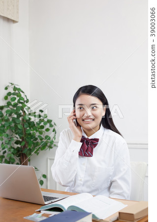 高中女孩談話在研究期間 高中女孩談話在研究期間 39003066