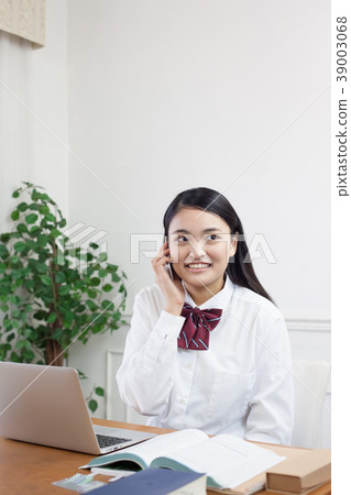 高中女孩談話在研究期間 高中女孩談話在研究期間 39003068