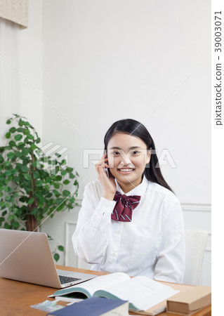 高中女孩談話在研究期間 高中女孩談話在研究期間 39003071
