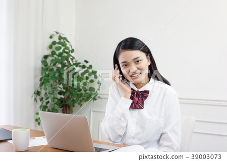高中女孩談話在研究期間 高中女孩談話在研究期間 39003073