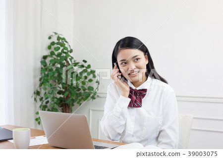 高中女孩談話在研究期間 高中女孩談話在研究期間 39003075
