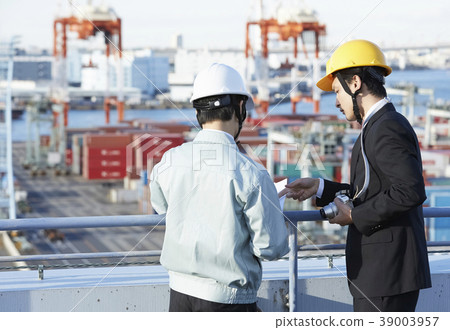 Businessman construction 39003957