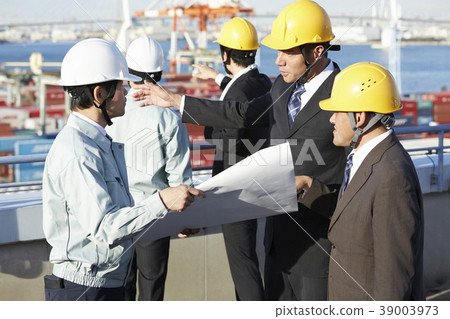 Businessman construction 39003973