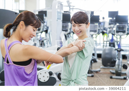 Fitness gym woman exercise Fitness gym woman exercise 39004211
