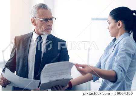 Grumpy chief and his female office worker arguing 39004390