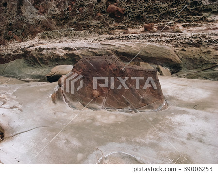 Rock erosion and fossils 39006253