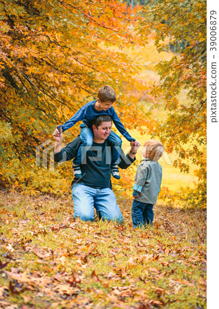 Father having fun with kids Father having fun with kids 39006879