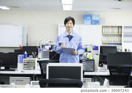 Young businessman standing in office 39007243