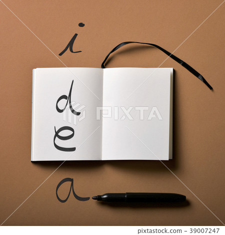 notepad and word idea written with a marker pen 39007247