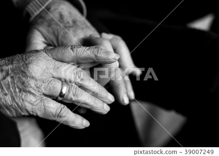 old woman holding the hand of young man 39007249