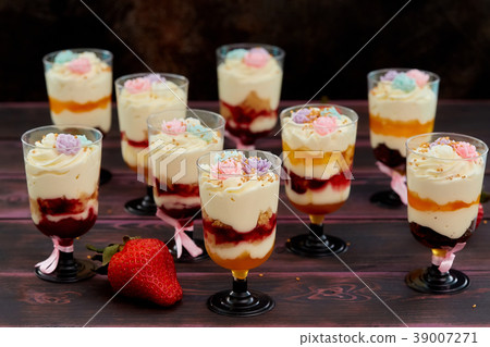 Cake with strawberry served in glass shots Cake with strawberry served in glass shots 39007271