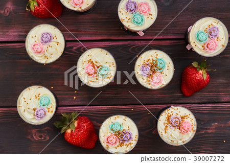 Cake with strawberry served in glass shots 39007272