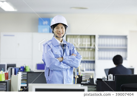 Young businessman standing in office Young businessman standing in office 39007404