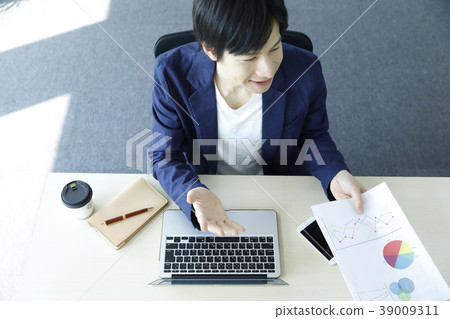 做書桌工作的年輕商人 39009311