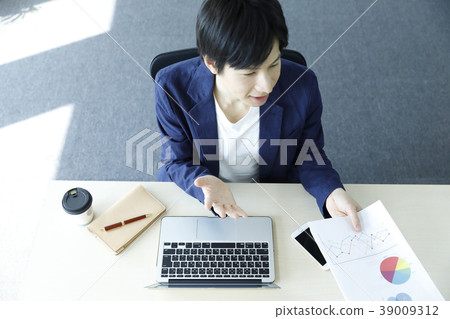 做書桌工作的年輕商人 39009312