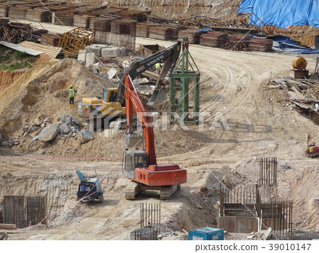 Messy and busy construction site 39010147