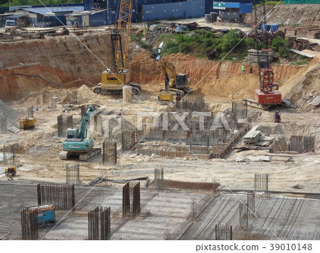 Messy and busy construction site 39010148