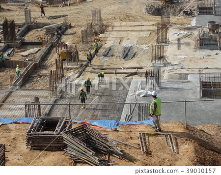 Messy and busy construction site Messy and busy construction site 39010157