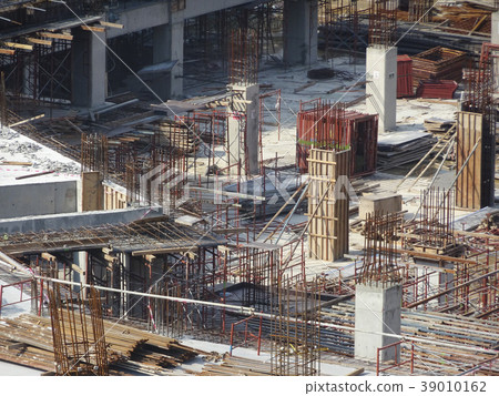 Messy and busy construction site 39010162