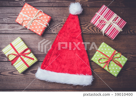 Santa Claus red hat with colorful gift boxes Santa Claus red hat with colorful gift boxes 39010400