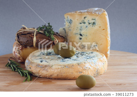 Cheese and Olives composition Cheese and Olives composition 39011273