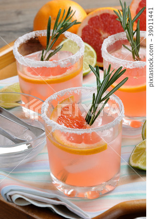 cocktail sparkling    pink Paloma 39011441