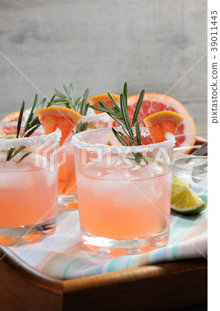 cocktail sparkling    pink Paloma 39011443