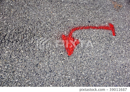 red arrow on road asphalt pointing up weathered red arrow on road asphalt pointing up weathered 39011687