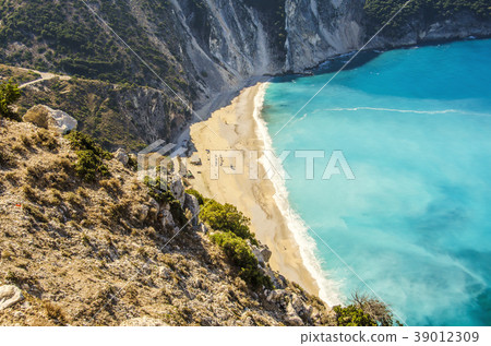 Myrtos beach with its kilometer and half in length Myrtos beach with its kilometer and half in length 39012309