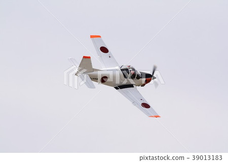 日本自衛隊T-5國內初級訓練飛機在Ogetsu基地的飛行表演中輕輕飛行雜技 39013183