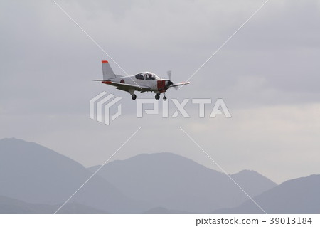 日本自衛隊的T-5國內初級訓練飛機以瀨戶山為背景落在小月空軍基地 日本自衛隊的T-5國內初級訓練飛機以瀨戶山為背景落在小月空軍基地 39013184