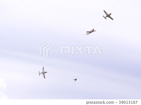 The T - 5 domestic primary training aircraft of the Maritime Self - Defense Force that fly acrobat by forming a formation at an air show at the small month base The T - 5 domestic primary training aircraft of the Maritime Self - Defense Force that fly acrobat by forming a formation at an air show at the small month base 39013187
