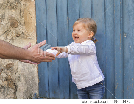Father holding his daughter hands 39013472