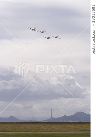 日本自衛隊T-5國內初級訓練飛機飛行雜技演員形成在瀨戶山的背景下在Ogetsu基地的航展 日本自衛隊T-5國內初級訓練飛機飛行雜技演員形成在瀨戶山的背景下在Ogetsu基地的航展 39013693